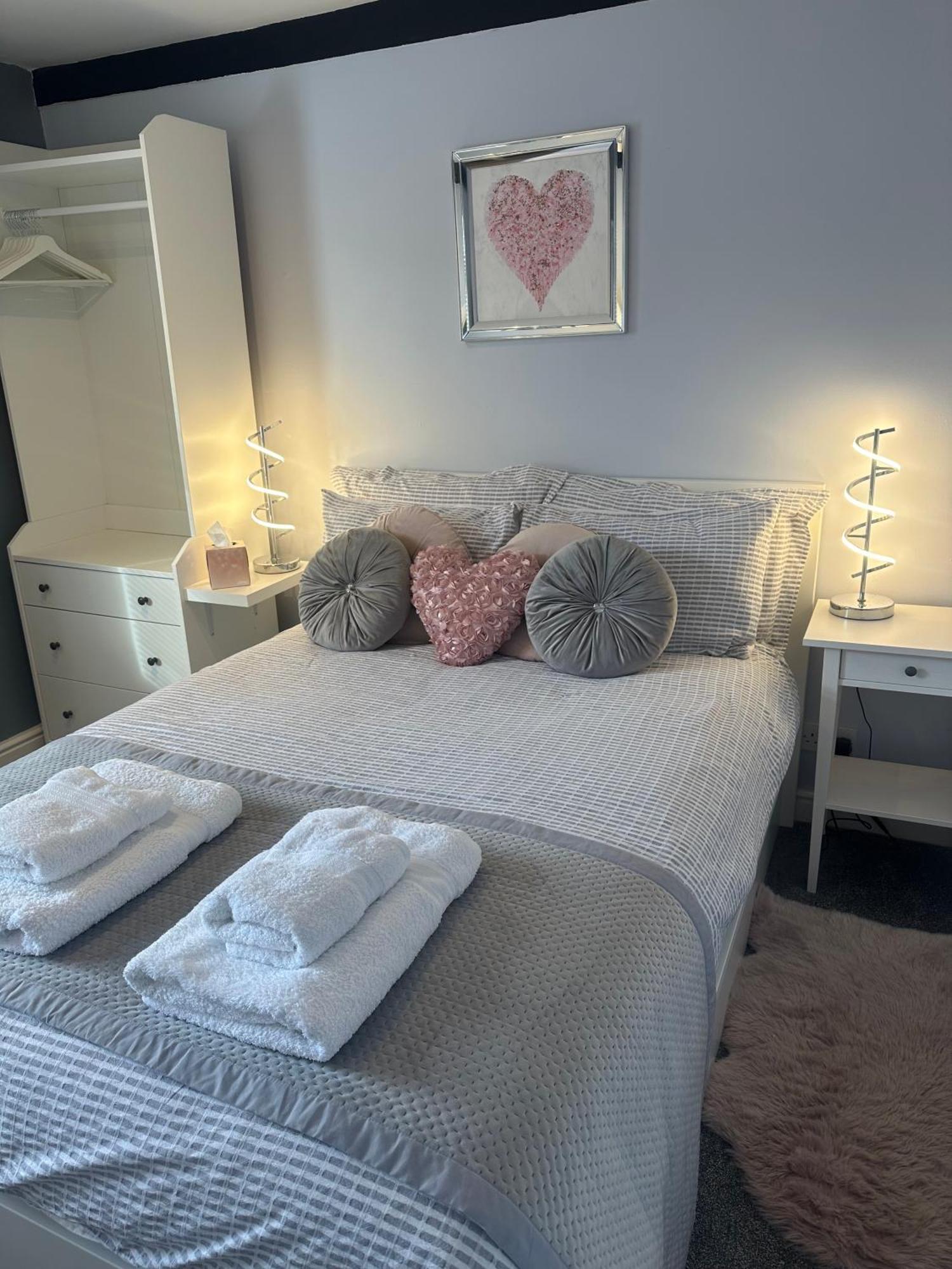 Courtyard Holiday Apartments Belper Bagian luar foto